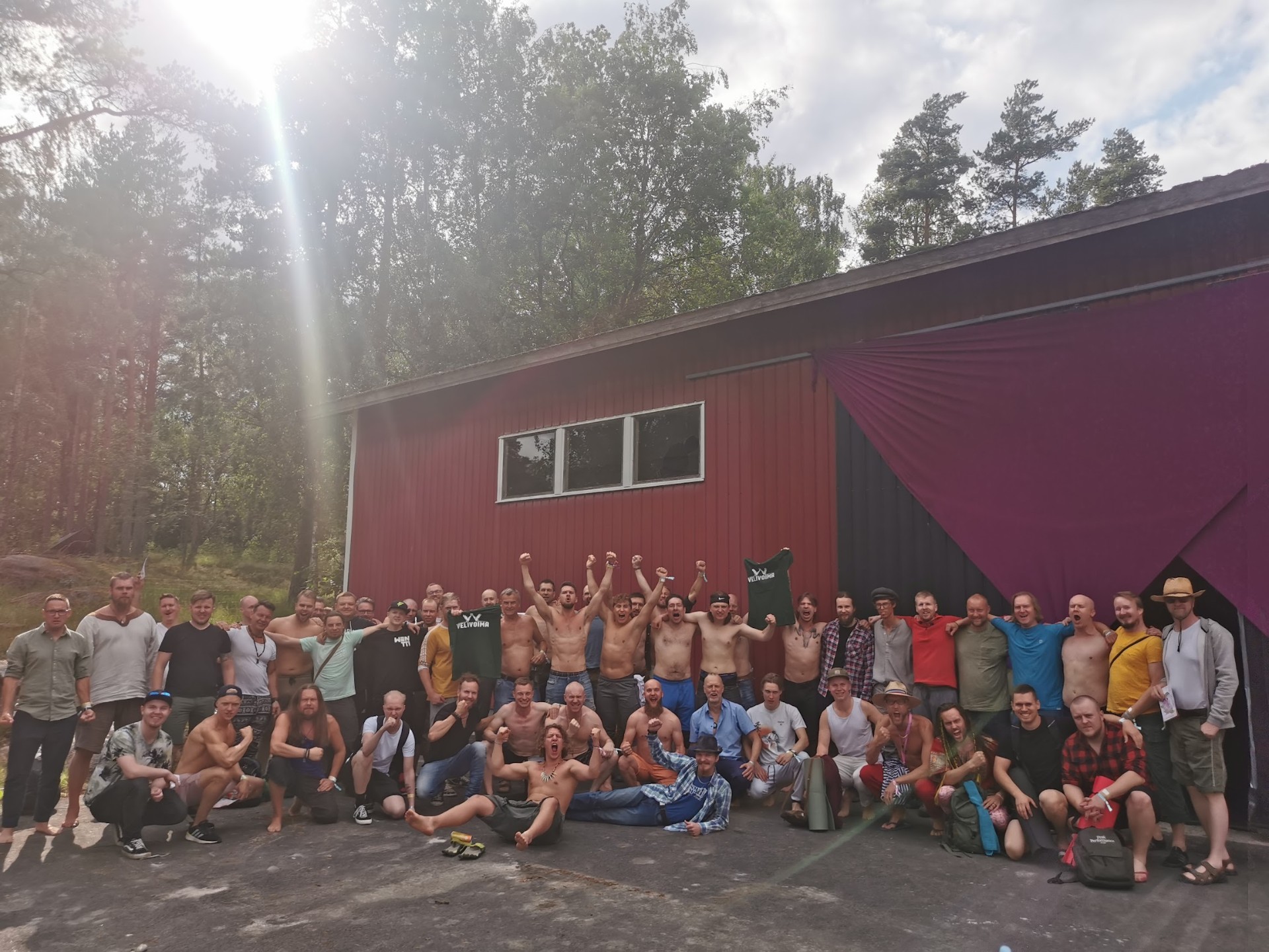 VeliVoiman ryhmäkuva ulkona yhteisen tapahtuman jälkeen